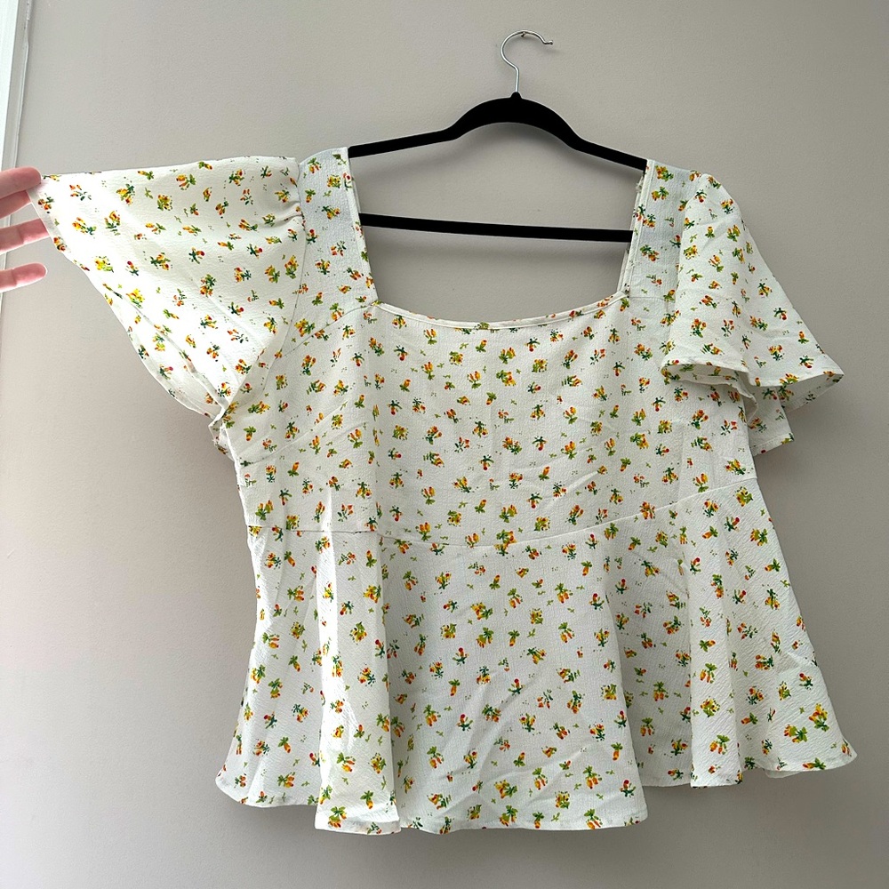 NEVER WORN. Floral cropped square neck blouse with flutter sleeve